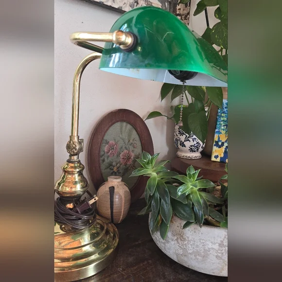 Elegant Green and Gold Banker's Lamp - Picture 6 of 12